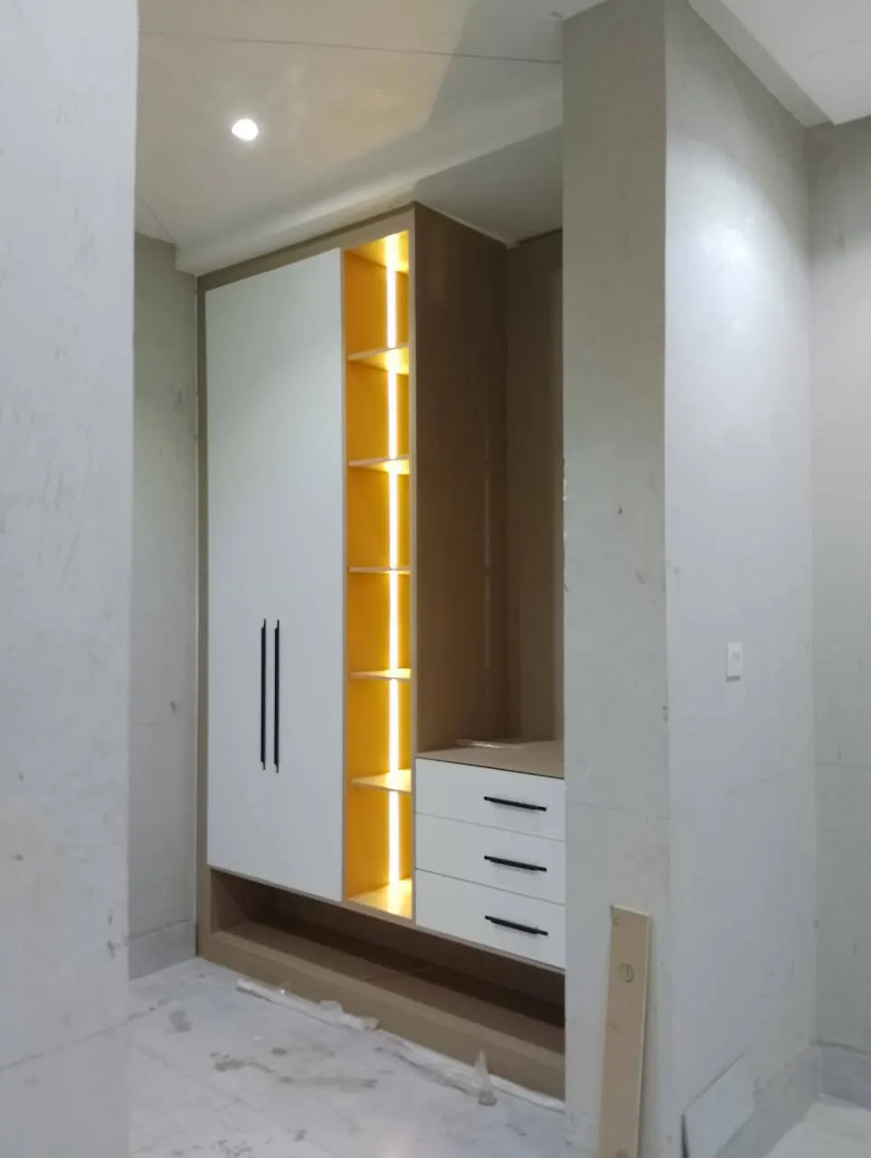 AB24 fitted wardrobe interior